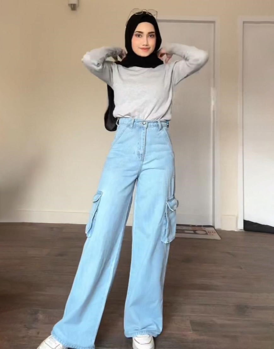 High Rise Wide Leg Cargo Jeans Light Wash Minor Fault