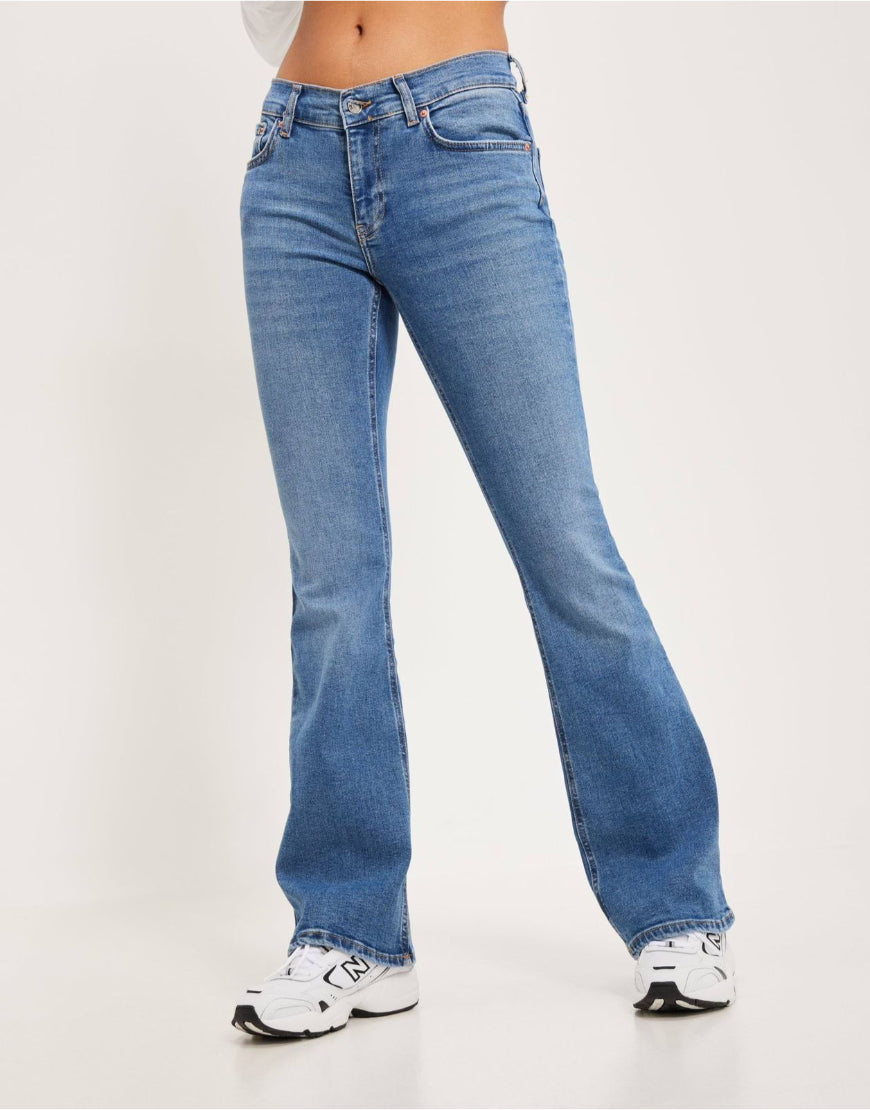 Mid Rise Bootcut Jeans in Mid Blue